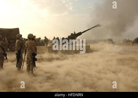 US-Soldaten der 145. Mobile Public Affairs Abteilung dokumentieren Soldaten mit 37. Feldartillerie-Regiment, 1. Bataillon, 2. Infanterie-Division, 3. Stürmer Brigade Combat Team, wie sie runden Feuer um eine M777-Haubitze auf vorwärts Operating Base Schlachtross, Irak, 8. Dezember 2009 zu kalibrieren. (Foto: DoD Mass Communication Specialist 1. Klasse Eileen Kelly Fors, US Navy/freigegeben) 091208-N-1295F-266 (4188413554) Stockfoto