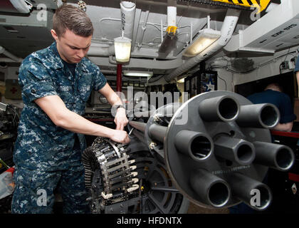 Atlantik (28. Januar 2013) Aviation Ordnanceman Flieger James Sather führt Wartungsarbeiten an einer M61A2 20 mm Gatling-Kanone im Shop Bombe an Bord der Flugzeugträger USS Harry S. Truman (CVN-75). Truman führt ein Composite training Einheit Übung in Vorbereitung auf die bevorstehende Stationierung im Gange. (Foto: U.S. Navy Mass Communication Specialist 3. Klasse Lorenzo J. Burleson/freigegeben) 130128-N-PL185-008 beitreten das Gespräch http://www.facebook.com/USNavy http://www.twitter.com/USNavy http://navylive.dodlive.mil A Sailor an einer M61 A2 20 mm Gatling-Kanone arbeitet. (8428934111) Stockfoto