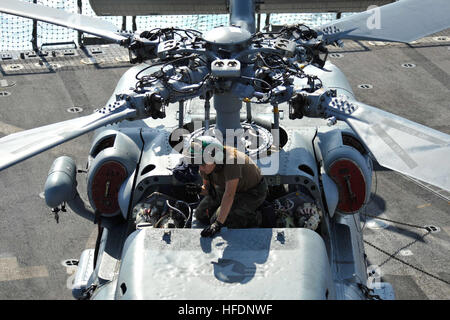 Arabisches Meer (19. November 2012) Luftfahrt Maschinist Mate Airman Kenzie Lane von Middletown, VA., prüft einen SH-60 b Sea Hawk-Hubschrauber aus der Stolz Krieger der Hubschrauber Anti-Submarine Squadron Licht (HSL) 42, det. 7, für Schutt vor dem Flugbetrieb an Bord der geführte Flugkörper-Zerstörer USS Jason Dunham (DDG-109). Jason Dunham ist in den USA bereitgestellt 5. Flotte Aufgabengebiet Durchführung von maritimer Sicherheitsoperationen, Theater Sicherheitsbemühungen Zusammenarbeit und Unterstützung Missionen für die Operation Enduring Freedom. (Foto: U.S. Navy Mass Communication Specialist 2. Klasse Deven B. King/Rele Stockfoto