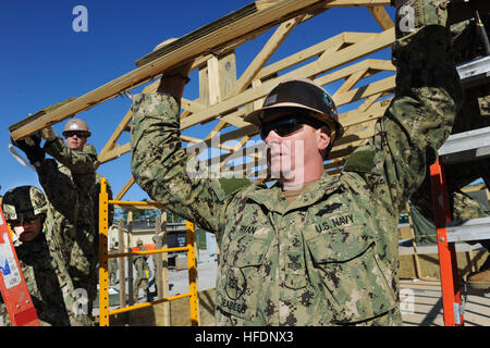 CAMP SHELBY, Frl. (17. Februar 2013) Builder 1. Klasse Lincoln Ryan zugewiesen, Naval Mobile Bau Bataillon (NMCB) 15, hilft die a-Frame von einem Meer Hütte während eine abschließende Bewertung Problem (FEP) vor der Bereitstellung zu entfernen. FEP dient zum trainieren und bewerten Seabees auf verschiedene Szenarien, die sie gegenüberstellen können. NMCB-15 wird mobilisiert, Unterstützung der Operation Enduring Freedom und ist ein Expeditionskorps Element der US Naval Forces, die als Kampf-Ingenieure agieren und unterstützt verschiedene Einheiten weltweit durch nationale Kraft Bereitschaft, humanitäre Hilfe und Gebäude und Infrastruktur. (US Navy Foto Stockfoto