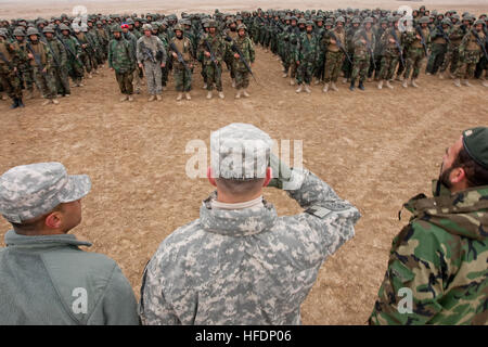 091209-N-6939M-012 Kabul (9. Dezember 2009) Generalleutnant William B. Caldwell, IV, Kommandant der NATO Training Mission-Afghanistan, Front, Center, trifft Afghanistan Nationalarmee Lote bei seinem Besuch von Kabul Military Training Center, schwarz Pferd Forward Operating Base. Diese Truppen spielt eine integrale Rolle in der erhöhten Leistungsfähigkeit der ANA. 091209-N-6939M-012 KABUL, Afghanistan (Foto: US Navy Mass Communication Specialist 1. Klasse Christopher Mobley) (freigegeben) 091209-N-6939M-012 (4174125055) Stockfoto