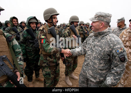 091209-N-6939M-013 Kabul (9. Dezember 2009) Generalleutnant William B. Caldwell, IV, Commander, NATO Training Mission-Afghanistan, trifft direkt, Afghanistan Nationalarmee Lote bei seinem Besuch von Kabul Military Training Center, schwarz Pferd Forward Operating Base. Diese Truppen spielt eine integrale Rolle in der erhöhten Leistungsfähigkeit der ANA. 091209-N-6939M-013 KABUL, Afghanistan (Foto: US Navy Mass Communication Specialist 1. Klasse Christopher Mobley) (freigegeben) 091209-N-6939M-013 (4174888710) Stockfoto