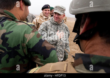 091209-N-6939M-015 Kabul (9. Dezember 2009) Generalleutnant William B. Caldwell, IV, Kommandant der NATO Training Mission-Afghanistan, Center, gibt traditionelle Zeichen von Respekt gegenüber Afghanistan Nationalarmee Truppen während seines Besuchs von Kabul Military Training Center, schwarz Pferd Forward Operating Base. Diese Truppen spielt eine integrale Rolle in der erhöhten Leistungsfähigkeit der ANA. 091209-N-6939M-015 KABUL, Afghanistan (Foto: US Navy Mass Communication Specialist 1. Klasse Christopher Mobley) (freigegeben) 091209-N-6939M-015 (4174891500) Stockfoto