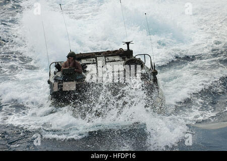 Ein US-Marine Corps Angriff Amphibienfahrzeug bereitet sich auf gut Deck des amphibischen Angriff Schiff USS Bonhomme Richard (LHD-6) geben in das Ostchinesische Meer 11. März 2014. Die Bonhomme Richard war das Typschiff der Bonhomme Richard amphibische bereit Gruppe und mit dem 31. Marine Expeditionary Unit war die Durchführung gemeinsamer Kraft Operationen in den USA 7. Flotte Aufgabengebiet. (Foto: U.S. Navy Mass Communication Specialist 2. Klasse Adam D. Wainwright/freigegeben) Ein US-Marine Corps Angriff Amphibienfahrzeug bereitet gut Deck des amphibischen Angriff Schiff USS Bonh eingeben Stockfoto