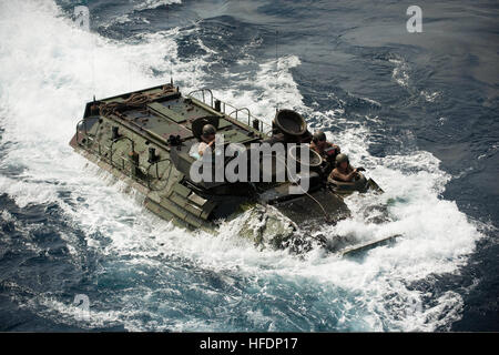 Ein US-Marine Corps Angriff Amphibienfahrzeug bereitet sich auf gut Deck des amphibischen Angriff Schiff USS Bonhomme Richard (LHD-6) geben in das Ostchinesische Meer 11. März 2014. Die Bonhomme Richard war das Typschiff der Bonhomme Richard amphibische bereit Gruppe und mit dem 31. Marine Expeditionary Unit war die Durchführung gemeinsamer Kraft Operationen in den USA 7. Flotte Aufgabengebiet. (Foto: U.S. Navy Mass Communication Specialist 2. Klasse Adam D. Wainwright/freigegeben) Ein US-Marine Corps Angriff Amphibienfahrzeug bereitet gut Deck des amphibischen Angriff Schiff USS Bonh eingeben Stockfoto