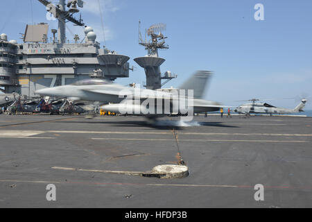 140310-N-CC806-092 Golf von OMAN (10. März 2014) eine F/A - 18 C Hornet, die "Schachbrettmuster" der Marine Fighter Attack Squadron 312, landet auf dem Flugdeck des Flugzeugträgers USS Harry S. Truman (CVN-75) zugeordnet. Truman, Flaggschiff der Harry S. Truman Carrier Strike Group, wird in den USA bereitgestellt 5. Flotte Aufgabengebiet Gefahrenabwehr Operationen durchführen, unterstützen Theater Sicherheitsbemühungen Zusammenarbeit und Unterstützung der Operation Enduring Freedom. (Foto: U.S. Navy Mass Communication Specialist 3. Klasse Blagoj B. Petkovski/freigegeben) Ein US Marine F-A - 18C Hornet airc Stockfoto