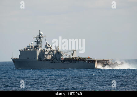 Ein US Navy Landungsboot Luftpolster tritt gut Deck des amphibischen Dock Landungsschiff USS Ashland (LSD-48) in das Ostchinesische Meer 11. März 2014. Die Ashland gehörte die Bonhomme Richard amphibische bereit und mit dem 31. Marine Expeditionary Unit war die Durchführung gemeinsamer Kraft Operationen in den USA 7. Flotte Aufgabengebiet. (Foto: U.S. Navy Mass Communication Specialist 2. Klasse Adam D. Wainwright/freigegeben) Ein US-Navy landing Craft, Luftpolster tritt gut Deck des amphibischen Dock Landungsschiff USS Ashland (LSD-48) in das Ostchinesische Meer 11. März 2014 1403 Stockfoto