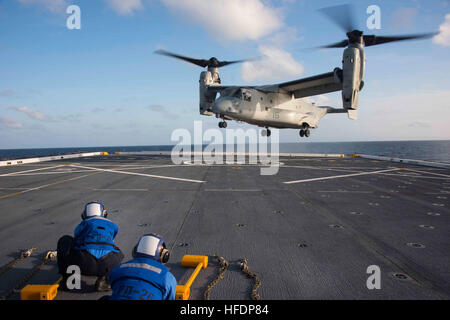 Atlantik (15. September 2016) – A V22 Osprey, befestigt an Marine Medium Tiltrotor Squadron 263 (VMM), bereitet sich auf dem Flugdeck der USS John P. Murtha (LPD 26) landen liefern ein Kompliment der US-Marines auf das Schiff im Atlantik Sept. 15. Die eingeschifften Marines unterstützen John P. Murtha bei ihrer Inbetriebnahme Zeremonie in Philadelphia Okt. 15. (Foto: U.S. Navy Mass Communication Specialist 1. Klasse (EXW) Timothy Wilson) Eine V22 Osprey bereitet landen auf dem Flugdeck der USS John P. Murtha (LPD 26) 160915-N-EF657-034 Stockfoto