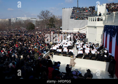 090120-N-0696M-083 44. Präsident Barack Obama spricht das Publikum während seiner Antrittsrede, Washington, D.C., 20. Januar 2009 (Foto: DoD Mass Communication Specialist 1. Klasse Chad J. McNeeley/freigegeben) Barack Obama liefert Antrittsrede 20.01.09 Hires 090120-N-0696 M-083a Stockfoto