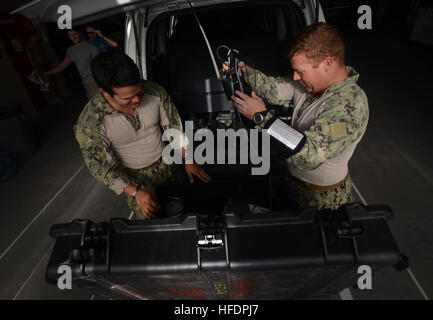 Techniker der Sprengstoffverordnung (EOD) vom Kommandanten der Task Force 56 führen eine Basisübung bei Naval Support Activity Bahrain durch. Das Team untersucht potenzielle improvisierte Sprengkörper und hält die Bereitschaft für Expeditionskampfmissionen wie EOD, mobiles Tauchen und Bergung, Naval Coastal Warfare, Seabees, Expeditionary Logistics Support Forces und Küstenflüsse aufrecht. Stockfoto