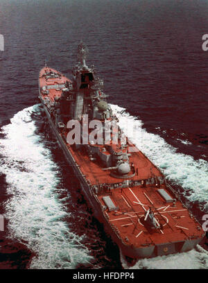 Eine Hafen-Viertel Anzeigen des sowjetischen Kirow-Klasse Atom-Guided Missile Cruiser im Gange. Schlachtkreuzer Frunse achtern 1988 Stockfoto