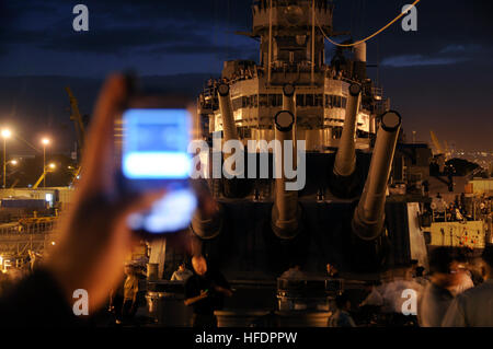 Eine Person nimmt ein Foto von der wichtigsten Waffen des Schlachtschiffes Missouri Memorial. So früh wie 05:00 bereit mehr als 900 Menschen kamen an Bord der Missouri als Schiff, Trockendock zu verlassen. Die ehemals USS Missouri (BB-63) kehrte zurück in seine Pier in der Nähe der Arizona Memorial, nach drei Monaten 8 Millionen Erhaltung und Pflege in der Pearl Harbor Naval Shipyard. (Foto: U.S. Navy Masse Kommunikation Spezialist Mark Logico / veröffentlicht). Schlachtschiff Missouri Memorial 100107-N-WP746-056 Stockfoto