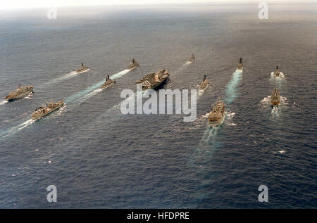 Eine Antenne Steuerbord Viertel Ansicht der Kampfgruppe Charlie in Bildung im Gange.  Der nuklear angetriebene Flugzeugträger USS CARL VINSON (CVN-70) ist in der Mitte der Gruppe. Charlie der Kampfgruppe um die USS Carl Vinson (CVN-70), 14. Dezember 1986 Stockfoto