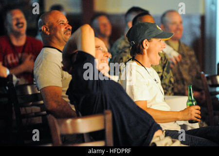 130904-N-LE393-117 CAMP LEMONIER, Dschibuti (4. September 2013) Zuschauer lachen während der Leistung der Battle Hymns und ihrer Comedy Tour Camp Lemonier. (Foto: U.S. Navy Mass Communication Specialist 1. Klasse Eric Dietrich/freigegeben) Battle Hymns & ihrer Comedy Tour 130904-N-LE393-117 Stockfoto