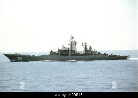 Ein Port breite Ansicht der sowjetischen Atom-Lenkflugkörper Kreuzer KIROV (O65) im Gange. BCGN Kirow 1983 Stockfoto