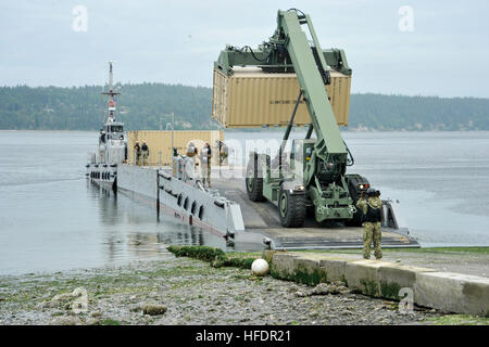 INDIAN ISLAND, Washington (8. Juni 2016) Strand Master Unit 1, Coronado, Kalifornien, entfernt eine Conex-Box aus einem schwimmenden Damm während der Übung Joint Logistik Over-the-Shore (JLOTS). JLOTS ist der Prozess mit dem Rollmaterial und militärischer Fracht-Container vom Schiff an Land ohne den Vorteil eines Ports verschoben werden. Die Übung ist auch Teil der Operation Cascadia Rising, ein Notvorbereitung Vorgang. (Foto: U.S. Navy Mass Communication Specialist 3. Klasse Charles D. Gaddis IV/freigegeben) 160608-N-EC099-123 mitreden: http://www.navy.mil/viewGallery.asp http://ww Stockfoto