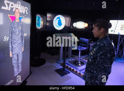 150914-N-PO203-007 SAN DIEGO, Kalifornien (Sept. 14, 2015), Lt. Iris Wood interagiert "CMdR Foster" bei einem Besuch in das Office of Naval Research ONR geförderte Battlespace Ausbeutung der Mixed Reality (BEMR) Labor, befindet sich bei Space and Naval Warfare Systems Center Pacific. BEMR richtet sich zu präsentieren und demonstrieren Schneide kostengünstige kommerzielle gemischt, virtuelle Realität und augmented-Reality-Technologien und eine Anlage zur wo Warfighters, Forscher, Regierung, Industrie und Wissenschaft zusammenarbeiten können. (US Navy Foto von John F. Williams/freigegeben) BEMR Lab 150914-N-PO203 - Stockfoto