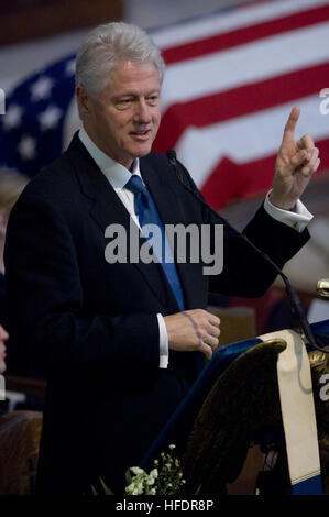 Bill Clinton, 42. Präsident der Vereinigten Staaten, Lobreden Admiral William J. Crowe, 11. Vorsitzender der Joint Chiefs Of Staff während der Trauerfeier für Crowe an der US Naval Academy in Annapolis, Maryland, Kapelle 31. Oktober 2007.  Crowe starb 18 Okt. im Alter von 82 Jahren. (Foto: U.S. Navy Mass Communication Specialist 1. Klasse Chad J. McNeeley) (Freigegeben) Bill Clinton bei Trauerfeier für William J. Crowe 31.10.07 071031-N-0696 M-119 0Y0ZF Stockfoto