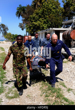 Von links: Sierra Leone navy Lt. Amara Kallon, US Navy einem? s Mate Airman William Demps, Logistik-Spezialist 3. Klasse Jerdone McGhee, einem? s Mate 2. Klasse Cory Clare und italienische Marine Lt. CMdR Marco Campasso, alle eingeschifften an Bord der amphibischen dock Landungsschiff USS Gunston Hall (LSD-44), tragen eine verletzte haitianische Frau zu einer Landezone auf Killick haitianischen Coast Guard Base in Haiti Jan. 29 , 2010, bis bei einer Verwertungsanlage geflogen werden. Gunston Hall unterstützt einheitliche Antwort auf einen Vorgang nach einem Erdbeben der Stärke 7,0, die schwere in Haiti 12 Januar 201 Schäden Stockfoto