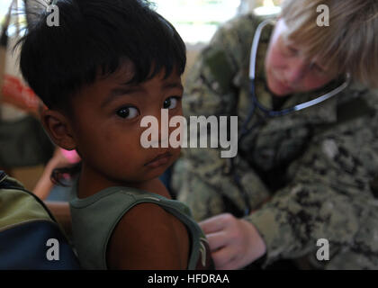 Gemeinsame Civil Military Operations Task Force Chirurg US Navy Lt. CMdR (Dr.) Jennifer Almy hört den Herzschlag der 2-jährigen Jude Freduluces während eines medizinischen Gemeinschaft Beziehungen Projektes bei Natividad Health Clinic. Die medizinische COMREL gehörte mehrere von Combined/Joint zivil-militärische Operationen-Task-Force-Einheiten zur Unterstützung der Übung Balikatan 2013 durchgeführt. Balikatan ist eine jährliche philippinischen USA bilaterale Übung. Humanitäre Hilfe und Ausbildungsmaßnahmen ermöglichen die philippinischen und amerikanischen Service-Mitglieder, langfristige Beziehungen aufzubauen, trainieren zusammen und bieten Unterstützung Stockfoto