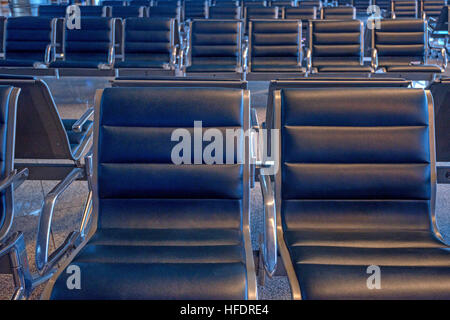 Foto von einer brandneuen Abflug-Lounge am Flughafen Stockfoto