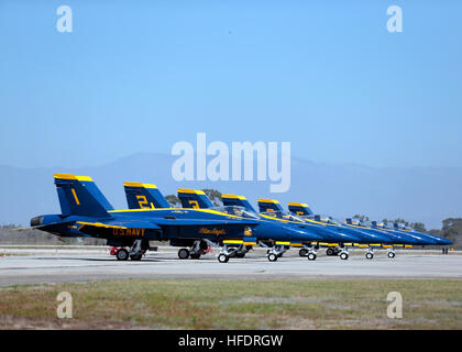 150926-N-HP195-002 NAVAL BASE VENTURA COUNTY, Kalifornien (26. September 2014), die die Blue Angels sechs F/A-18 Hornets auf dem Flug Linie aufgereiht waren, bevor sie in die Lüfte auf der Luftfahrtmesse 2015 Point Mugu Naval Base Ventura County übernahm. (Foto: U.S. Navy Mass Communication Specialist 1. Klasse Christopher Okula/freigegeben) Blue Angels machen triumphale Rückkehr zu Ventura County 150926-N-HP195-002 Stockfoto