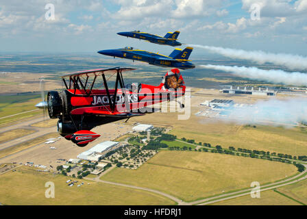Die führenden und gegensätzlichen Solo-Piloten der U.S. Navy Blue Angels üben die Formation mit einem zweimotorigen 1929 Taperwing Waco Doppeldecker während des Trainings für die Fort Worth Alliance Air Show. Die Blue Angels führen Flugdemonstrationen in den USA durch, bei denen Präzisionsfliegen und Luftakrobatik vorgestellt werden. Stockfoto