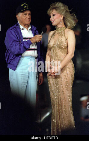 Entertainer Bob Hope Gespräche mit der Schauspielerin Barbara Eden während einer United Services Organisation (USO) Show an Bord der amphibischen Angriff Schiff USS OKINAWA (LPH-3). Bob Hope Barbara Eden Stockfoto