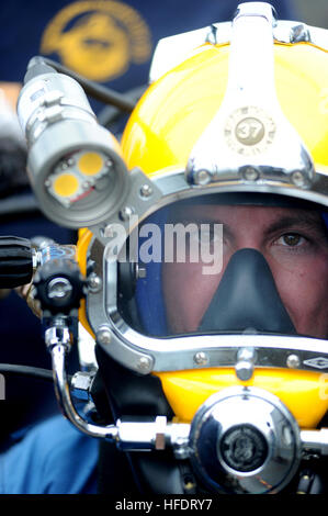 Petty Officer 1st Class Steve Vanzant, Marine Taucher Tauchen Mobile und Salvage Unit 2, steht-von der Tauchen Etappe auf dem Military Sealift Command Rettung und Bergung Schiff USNS zu erfassen. Griff, MDSU-2 und Marine Archäologen, Wissenschaftler und Historiker werden derzeit auf der Nordsee durchzuführen Tauchexpeditionen bereitgestellt. Während der Überprüfung der Websites der vermuteten Schiffswracks, hoffen sie, das historische Flaggschiff von John Paul Jones, USS Bohnomme Richard letztlich zu finden. (U.S. Navy Photo by Petty Officer 1st Class Ja'lon A. Rhinehart) Bohnomme Richard Wiederherstellungsvorgänge 110726-N-EF447-198 Stockfoto