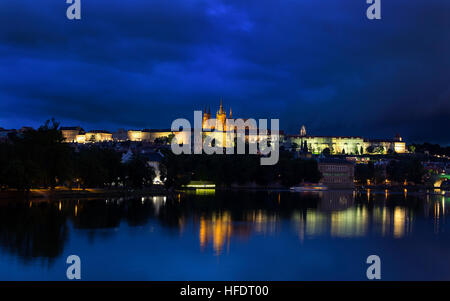 Blick auf die Karlsbrücke und die Prager Burg bei Nacht. Stockfoto