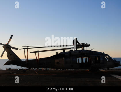 Eine Luftfahrt Boatswain Mate führt regelmäßige Wartung auf einem Hubschrauber vom Hubschrauber Kampf-Geschwader 26 (HSC 26) auf dem Flugdeck an Bord der USS Wasp (LHD-1). Übung Bold Alligator 2012, die größte amphibische Marineübung in den letzten 10 Jahren stellt der Navy und des Marine Corps Revitalisierung des gesamten Spektrums der amphibische Operationen. Die Übung konzentriert sich auf heutigen Kampf mit heutigen Kräfte, während die Vorteile der Seabasing präsentiert. Diese Übung statt findet Jan. 30 - 12. Februar 2012, Wasser und an Land in und um Virginia und North Carolina. (US Navy Foto von MCSA Cale Stockfoto