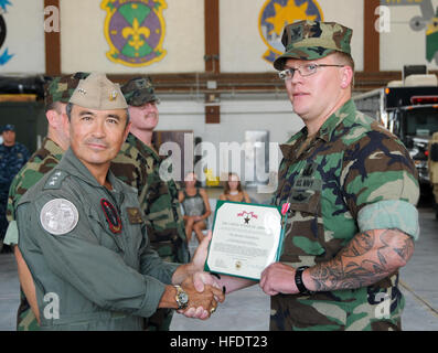 Petty Officer 1st Class William Greathouse, explosive Ordnance Disposalman von Powell, Wyoming, befestigt an Explosivstoffen Kampfmitteln Entsorgung Mobile Unit 8, schüttelt Hände mit Vice Admiral Harry B. Harris Jr., Kommandant der US 6. Flotte während einer Preisverleihung wo Greathouse die Bronze Star Medal erhielt.  Greathouse verdient seine Bronze Star für seine Handlungen darüber hinaus den Ruf der Pflicht während der Bereitstellung zu Afghanistan in diesem Jahr zur Unterstützung der Operation Enduring Freedom. Brüder 319339, Bomben und Kugeln Stockfoto