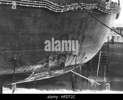 Beinahe-Bombenschäden auf dem Schiff Hafen Viertel, während der Schlacht von den Ost-Salomonen am 24. August 1942 erhielt. Beachten Sie die Entmagnetisierung Kabel hin und her gerissen aus ihrer Verankerung, knapp unterhalb der Deckkante und die gewölbte im Rumpf-Beschichtung auf und unterhalb der Wasserlinie. Fotografiert im Trockendock in Pearl Harbor Naval Shipyard auf 10. September 1942.  Mit freundlicher Genehmigung von der Naval Historical Foundation, Forrestal Sammlung, 1975.  US Naval Historical Center Foto. Bombenschäden bis zum Heck der USS Enterprise (CV-6) nach der Schlacht von östlichen Salomonen 1942 Stockfoto