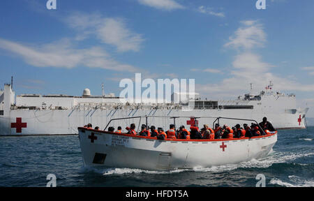 US-Segler aus USNS Comfort (T-AH 20) führen eine Hingabe Schiff Bohrmaschine 8. März 2010, während in der Karibik.  Mehr als 900 Segler nahmen an der Drill, die entworfen wurde, um die Crew auf die sicherste Mittel, um das Schiff im Notfall aussteigen zu erziehen.  (Foto: DoD Mass Communication Specialist 3. Klasse Matthew Jackson, US Navy/freigegeben) 100308-N-6410J-537 (4420485430) Stockfoto