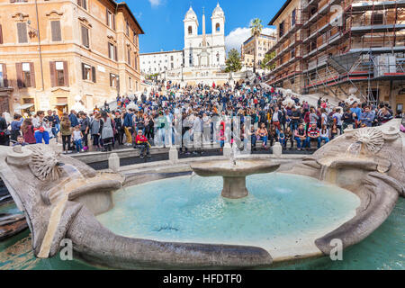 Rom, Italien - 1. November 2016: Barocke Fontana della Barcaccia (Brunnen des Ugly Boots) und Masse der Touristen auf die spanische Treppe am Piazza di Stockfoto