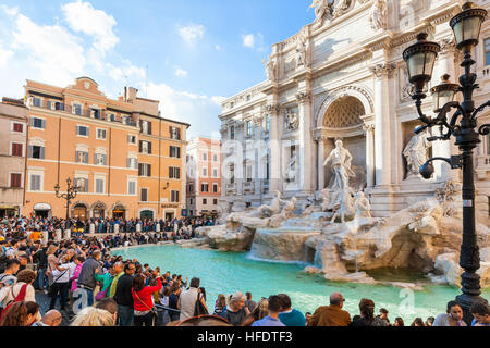 Rom, Italien - 1. November 2016: Tourist in der Nähe von Trevi-Brunnen in Rom. Es ist, es ist der größte barocke Brunnen in der Rom und eines der meisten fam Stockfoto