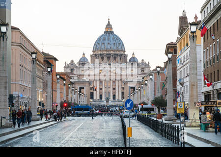 Rom, Italien - 1. November 2016: Strasse via Conciliazione und der Petersdom in der Vatikanstadt Abend. Diese direkte Straße entstand während der "La Stockfoto