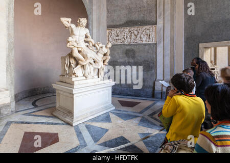 Vatikan, Italien - 2. November 2016: Besucher in der Nähe von Laokoon und seine Söhne (Laokoon-Gruppe) antike Skulptur in der Galerie der Statuen, offene Loggia von Pio-Clem Stockfoto