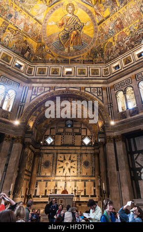 Florenz, Italien - 4. November 2016: Menschen in Florenz Baptisterium San Giovanni auf der Piazza San Giovanni. Das Baptisterium ist eines der ältesten Gebäude Stockfoto