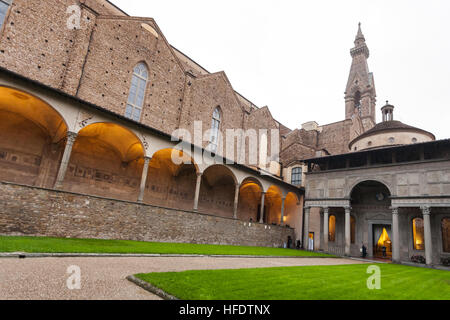 Florenz, Italien - 6. November 2016: Arnolfo Kreuzgang der Basilika di Santa Croce (Basilika des Heiligen Kreuzes) Abend in Florenz Stadt. Die Kirche ich Stockfoto