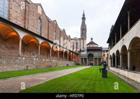 Florenz, Italien - 6. November 2016: Vorderansicht der Pazzi-Kapelle in Arnolfo Kreuzgang der Basilika di Santa Croce (Basilika des Heiligen Kreuzes) Abend. Stockfoto