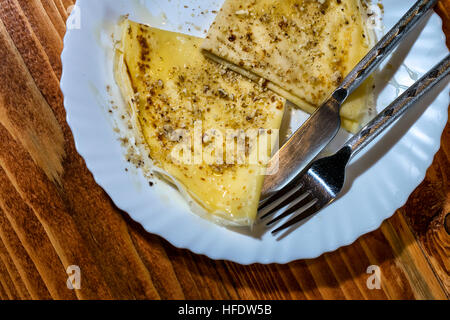Crepes Pfannkuchen mit Honig und Walnüssen in einer Platte auf einem Holztisch Stockfoto