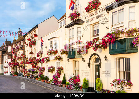 England, beschäftigen. 3-stöckiges Gebäude aus dem 18. Jahrhundert, Außen, Channel View Guest House am Strand Street, am frühen Morgen, goldene Stunde. Terrasse, Blick entlang. Stockfoto