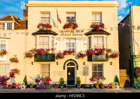 England, beschäftigen. 3-stöckiges Gebäude aus dem 18. Jahrhundert, Außen, Channel View Guest House am Strand Street, am frühen Morgen, goldene Stunde. Union Jack hängen. Stockfoto