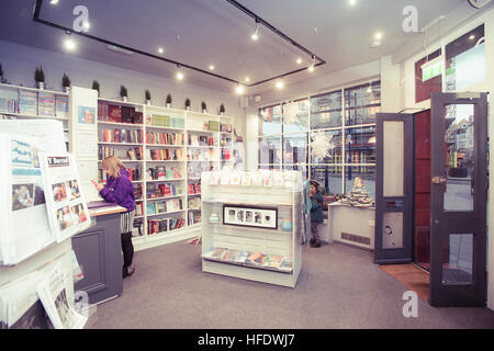 SIOP y Pethe, kleine unabhängige walisische Sprache Buchhandlung und Geschenk-Shop, Aberystwyth Wales UK - Interieur Stockfoto