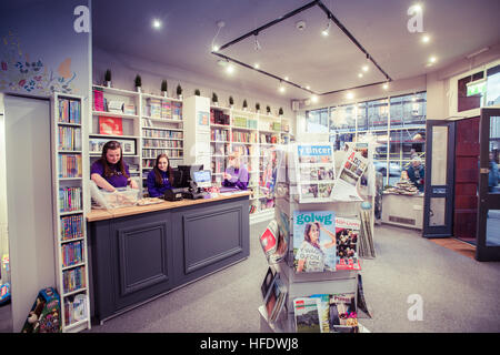 SIOP y Pethe, kleine unabhängige walisische Sprache Buchhandlung und Geschenk-Shop, Aberystwyth Wales UK - Interieur Stockfoto