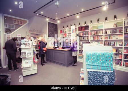 SIOP y Pethe, kleine unabhängige walisische Sprache Buchhandlung und Geschenk-Shop, Aberystwyth Wales UK - Interieur Stockfoto