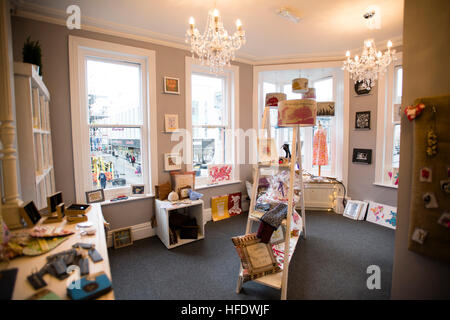 SIOP y Pethe, kleine unabhängige walisische Sprache Buchhandlung und Geschenk-Shop, Aberystwyth Wales UK - Interieur Stockfoto