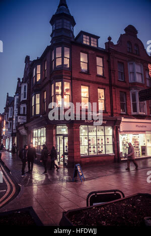 SIOP y Pethe, kleine unabhängige walisische Sprache Buchhandlung und Geschenk-Shop, Aberystwyth Wales UK (außen, Nacht) Stockfoto