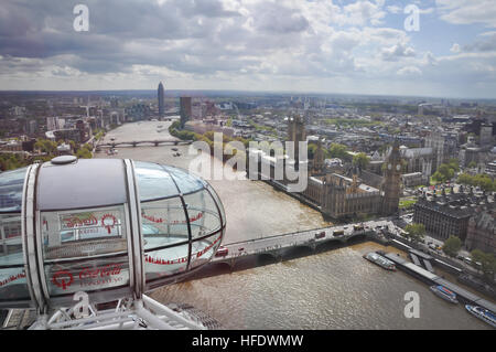 Luftaufnahme der Themse und Westminster Bridge vom London Eye, Passagier Kapsel Nahaufnahme Stockfoto